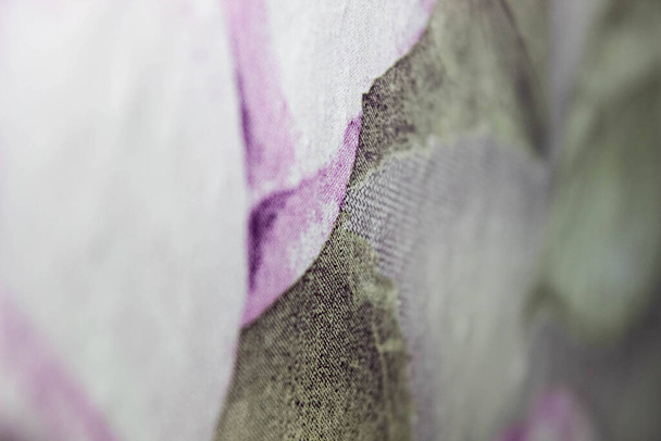 Фиолетово-серая текстура ткани крупным планом с размытыми краями. Селективный выстрел. - Фото, изображение
