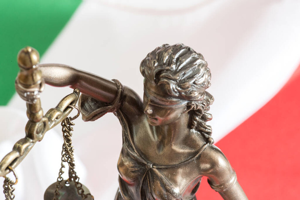 Bandeira nacional italiana e a Justitia
 - Foto, Imagem