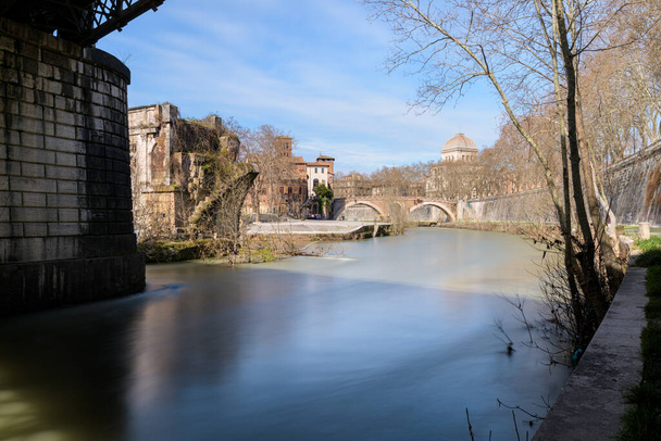 Emilio köprüsü veya Ponte Rotto, Tiber nehri üzerindeki antik Roma köprüsü, İtalya 'nın Roma kentindeki Isola Tiberina adası yakınlarında. - Fotoğraf, Görsel