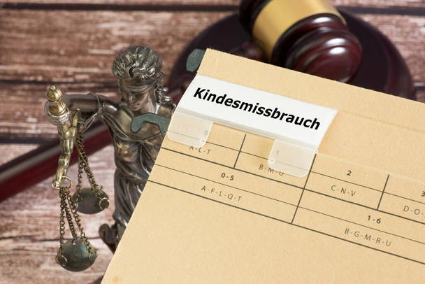 Sędzia młotek, wymiar sprawiedliwości i sprawy o wykorzystywanie dzieci - Zdjęcie, obraz