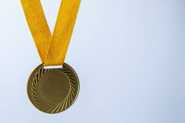 Золотая медаль на белом фоне за победу или успех
 - Фото, изображение