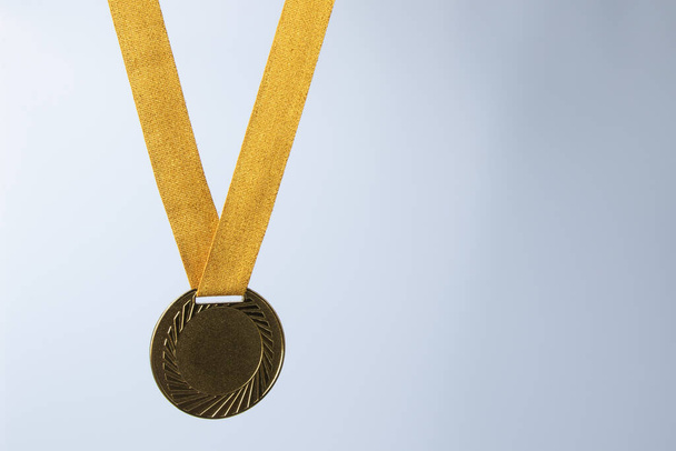 Medalha de ouro no conceito de fundo branco para ganhar ou sucesso
 - Foto, Imagem