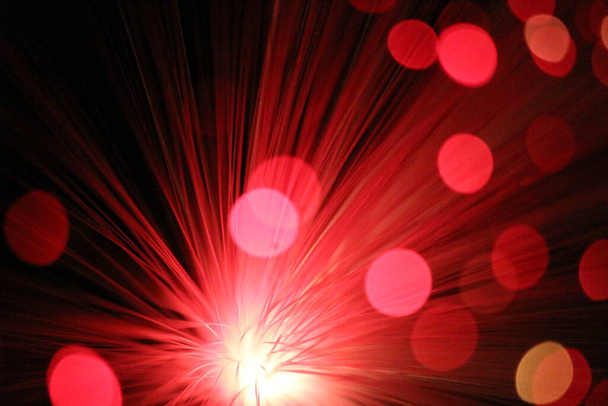 La lámpara de fibra óptica produce efectos de iluminación sugerentes
 - Foto, imagen