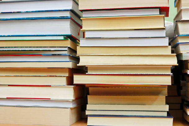 Стопка книг в библиотеке - Фото, изображение