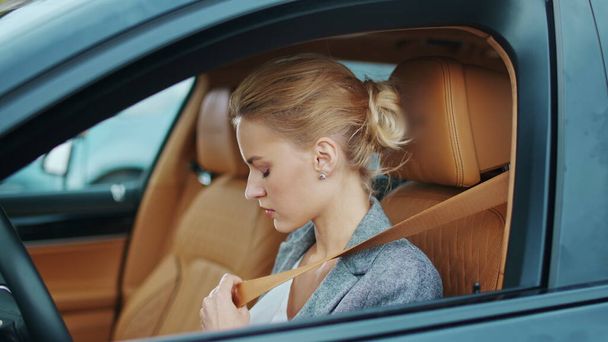 Kadın sürücü arabada emniyet kemerini takıyor. Ön koltukta oturan kadın. - Fotoğraf, Görsel