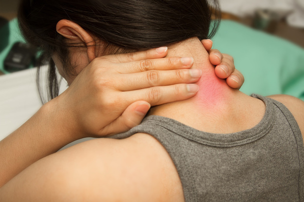 жінка страждає від болю в шиї
 - Фото, зображення