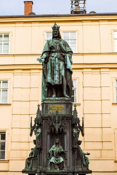 Posąg Karola IV, Świętego Cesarza Rzymskiego, na Placu Kryzownickim w Pradze, Republika Czeska. Posąg wykonał Ernst Julius Hahnel w 1851 roku.. - Zdjęcie, obraz