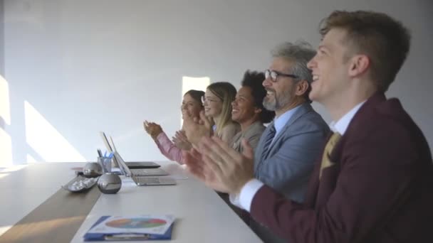 近代的なオフィスでのビジネスミーティングの成功後に手を拍手ビジネスの人々のグループ - 映像、動画