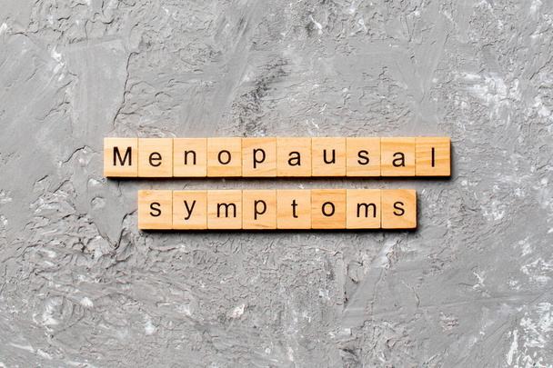 sintomas da menopausa palavra escrita em bloco de madeira. sintomas da menopausa texto na mesa de cimento para sua desing, conceito
. - Foto, Imagem