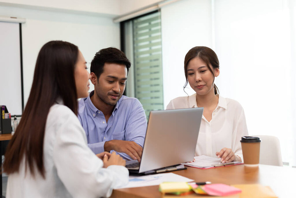 Ázsiai üzletember és nők találkoznak és beszélnek az irodai munkáról. - Fotó, kép