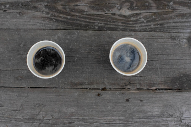 Дві паперові склянки з кавою. Американо або кава еспресо на дереві. Ранок і веселощі - Фото, зображення