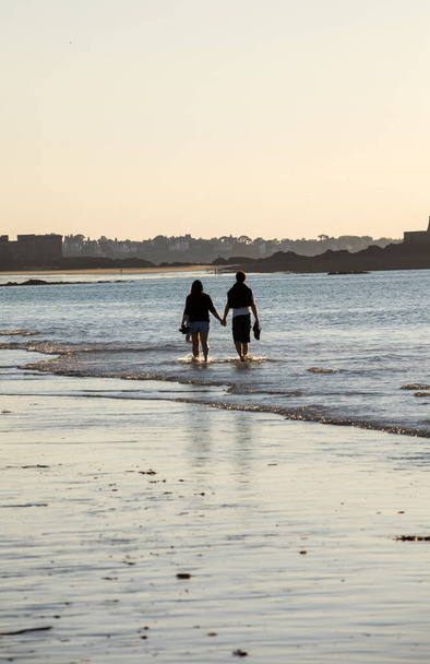 Promenade romantique d'un couple amoureux sur la plage de Saint Malo. Bretagne, France - Photo, image