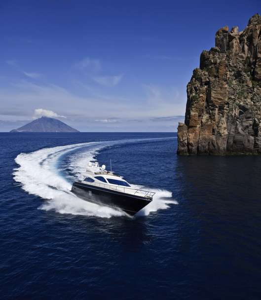Италия, Сицилия, остров Панарин, роскошная яхта, вид с воздуха
 - Фото, изображение