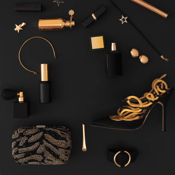 Luxe set cosmetica en accessoires in zwart en goud op een zwarte achtergrond, lay-out, voor ontwerp - Foto, afbeelding