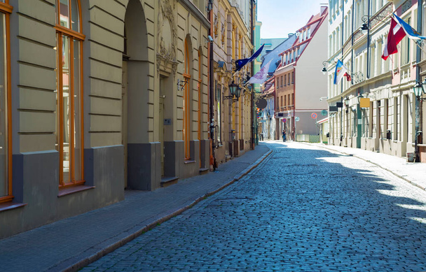 Улица без людей. 2020 год. В Европе. Латвия. Рига. - Фото, изображение