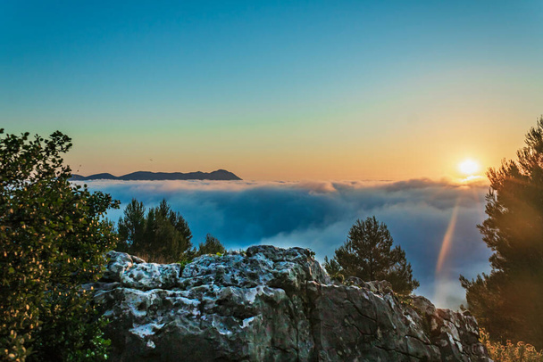 Схід сонця з гори Монкаурер за день з хмарами, Кокентайна, Аліканте, Іспанія.. - Фото, зображення