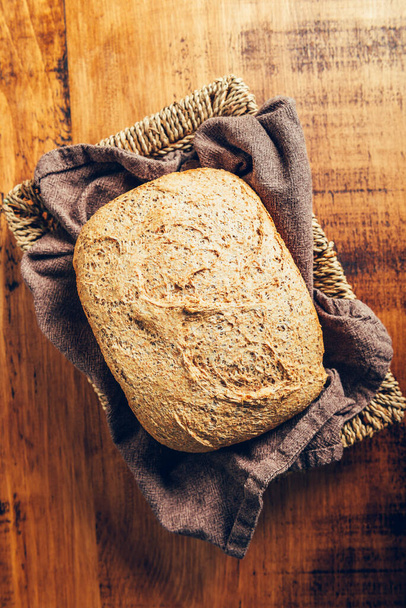 Chleb pełnoziarnisty własnej roboty - Zdjęcie, obraz