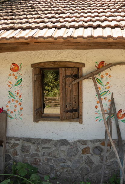 Ahşap çerçeveli ve panjurları açık olan klasik bir pencere. Köyde eski bir ev. Pencerede yansıma - Fotoğraf, Görsel