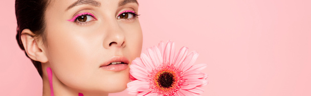 hermosa mujer con líneas de color rosa en el cuerpo y crisantemo aislado en rosa, plano panorámico
 - Foto, Imagen