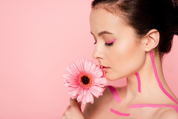 naked beautiful woman with pink lines on body and chrysanthemum isolated on pink - Foto, imagen