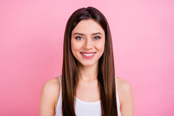 Close-up portrait of her she nice attractive lovely lovable winsome pretty charming cheerful cheery straight-haired girl isolated over pink pastel color background - Foto, Imagen