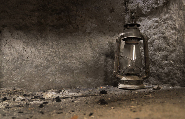 Erloschene Lampe in altem Kamin - Foto, Bild