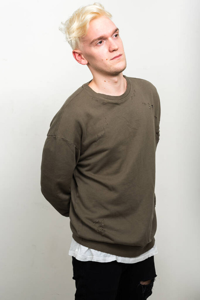 Студійний знімок молодого чоловіка з світлим волоссям на білому тлі
 - Фото, зображення