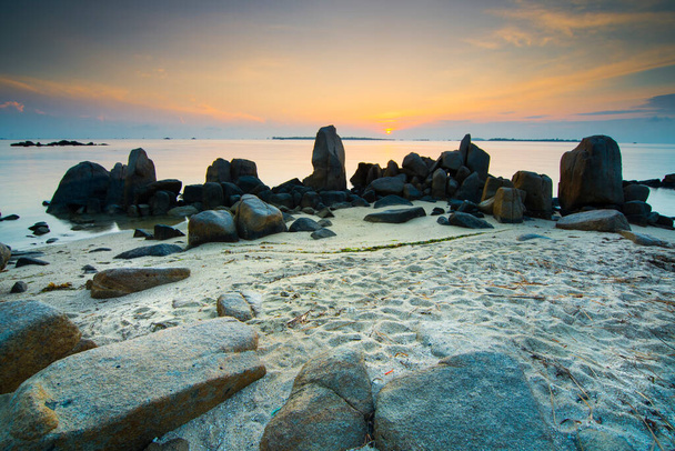 Beau lever de soleil entre les rochers de plage de l'île Trikora de Bintan - Photo, image