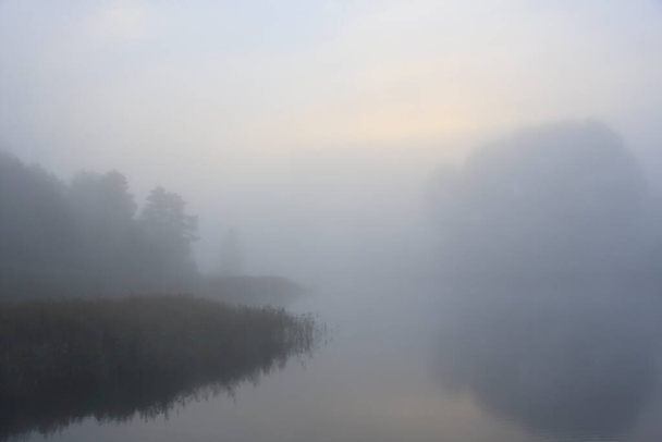 Podzimní krajina - východ slunce nad jezerem pokrytým mlhou - Fotografie, Obrázek