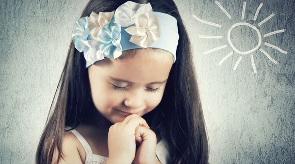 πορτρέτο του χαριτωμένο κοριτσάκι που προσεύχεται ή όνειρα - Φωτογραφία, εικόνα