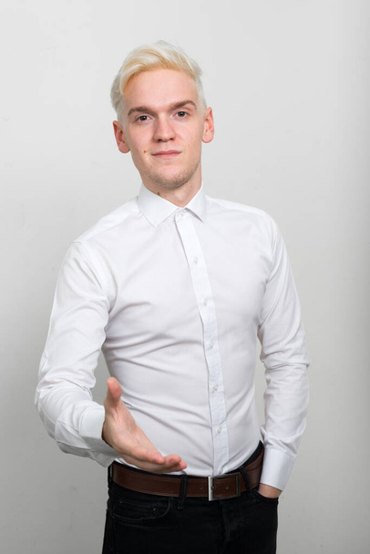 A fiatal üzletember, szőke hajú, fehér háttér előtt forgatott stúdióalbuma - Fotó, kép