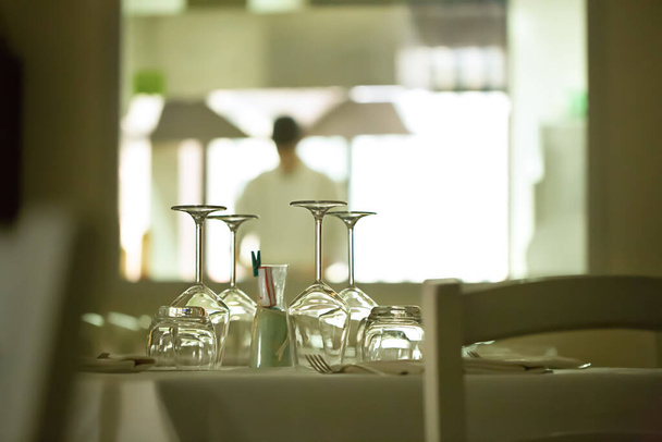 Γυάλινα ποτήρια σε λευκό τραπέζι - Φωτογραφία, εικόνα