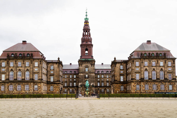 デンマークのコペンハーゲンにあるクリスチャンボーグ宮殿。デンマークの首都の有名なランドマーク。キリスト教の城、スロッツショルメンの議会の席. - 写真・画像