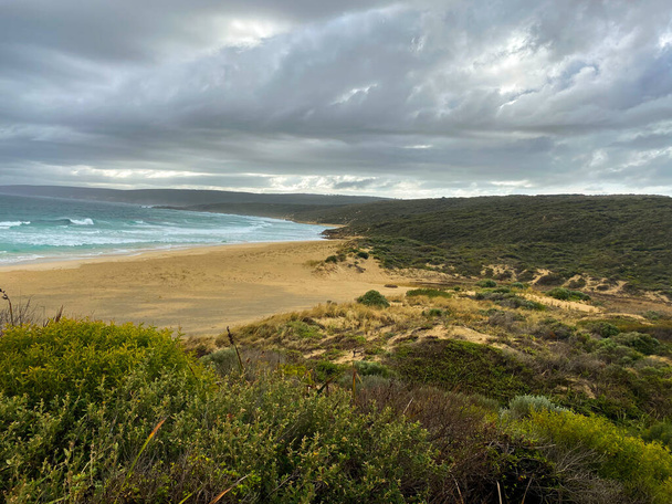 Plaża Mandurah składa się z piasku, budynków, morza i ludzi w Zachodniej Australii - Zdjęcie, obraz