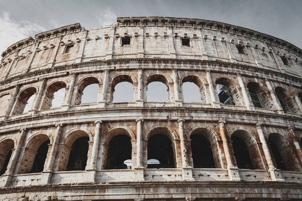 Architektonické detaily fasády Kolosea (Koloseum) nebo amfiteátru Flavian, největšího římského amfiteátru v Římě, Itálie - Fotografie, Obrázek