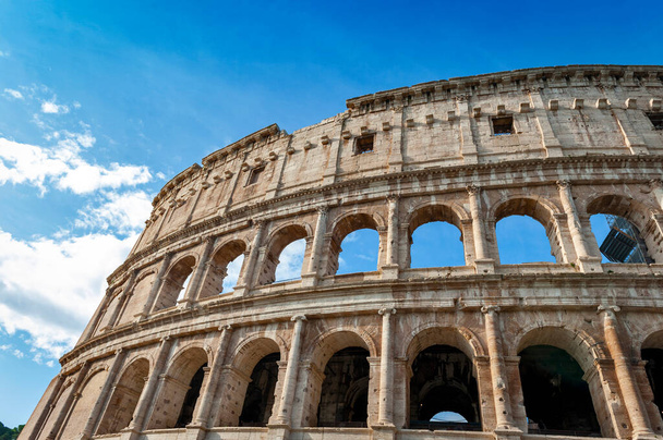 Detalles arquitectónicos de la fachada del Coliseo o Anfiteatro Flavio, el anfiteatro romano más grande ubicado en la ciudad de Roma, Italia
 - Foto, imagen