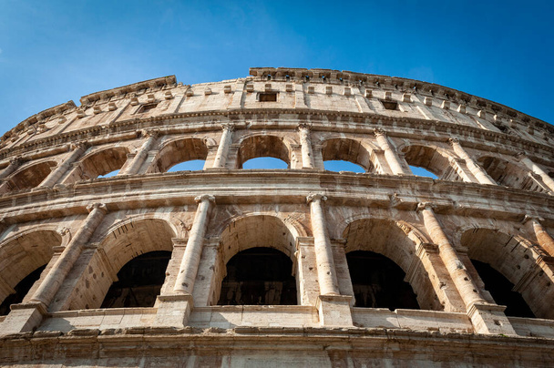 Architektoniczne detale fasady Koloseum (Koloseum) lub Flavian Amfiteatr, największy rzymski amfiteatr położony w Rzymie, Włochy - Zdjęcie, obraz