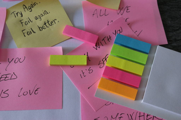 Post-it with motivational phrases - Фото, изображение