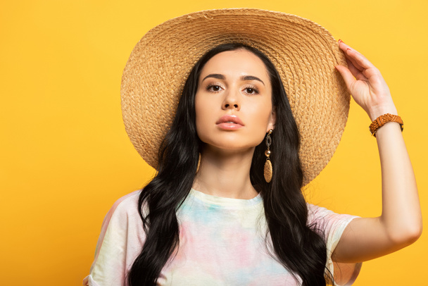 brunette girl posing in straw hat isolated on yellow background - Foto, Bild