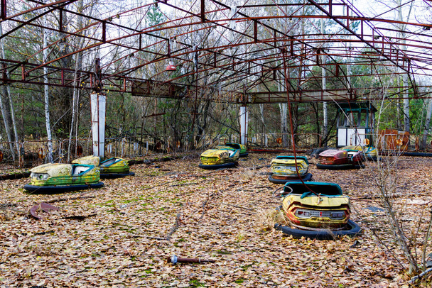 CHERNOBYL, UCRAINA - 10 NOV 2016: Parco divertimenti abbandonato a Pripyat, zona di alienazione di Chernobyl. - Foto, immagini