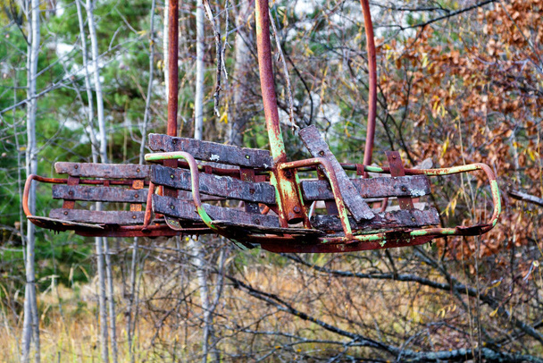 Giostra abbandonata in un parco di divertimenti nel centro della città di Pripyat, il disastro di Chernobyl, la zona di esclusione, una città fantasma - Foto, immagini