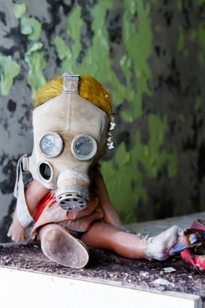 チェルノブイリとプリピャート学校と幼稚園で壊れた人形。原子力発電所の災害の後に残された。除外ゾーン,ウクライナ - 写真・画像