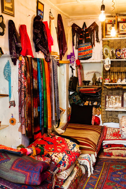Icheri Sheher (Vieille Ville) de Bakou, Azerbaïdjan. Boutique touristique typique avec souvenirs et antiquités. - Photo, image