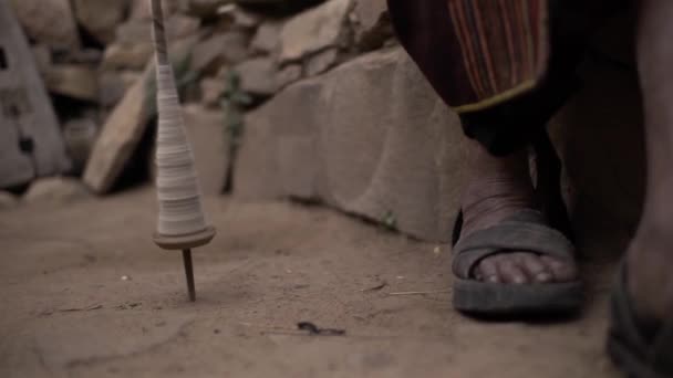 Yerel Geleneksel Giysileri olan Kahverengi Kadın Spindle ve Manuel Tekerlek Kullanıyor - Video, Çekim