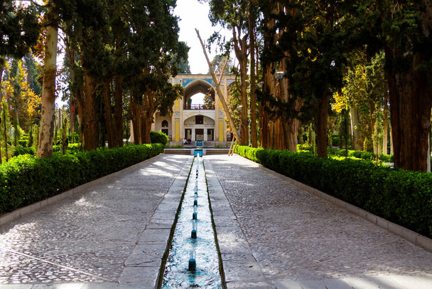 Pers şehri Kashan yakınlarındaki Fin Garden veya Fin Bagh manzarası. Su, Pers bahçelerindeki anahtar elementlerden biridir. İran, Orta Doğu, Asya - Fotoğraf, Görsel
