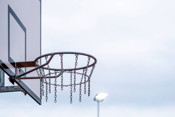 odkryty metalowy kosz do koszykówki na boisku z oświetleniem - Zdjęcie, obraz