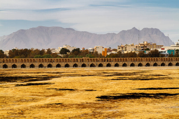 Allahverdi Khan Köprüsü (Si-o-seh pol), İsfahan veya Esfahan 'daki antik köprü, İran, Ortadoğu, Asya. Baraj yüzünden nehir yatağı kuru. Köprünün 23 kemeri var, 133 metre uzunluğunda, 12 metre genişliğinde.. - Fotoğraf, Görsel