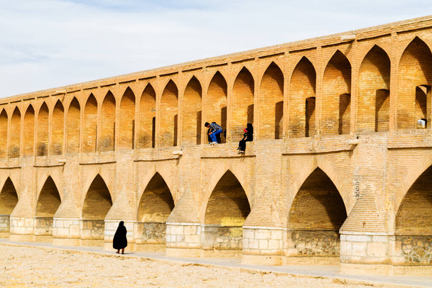 Most Allahverdi Khan (Si-o-seh pol), starożytny most w Isfahan lub Esfahan, Iran, Bliski Wschód, Azja. Rzeka wyschła z powodu tamy. Most ma 23 łuki, ma 133 metry długości, 12 metrów szerokości. - Zdjęcie, obraz