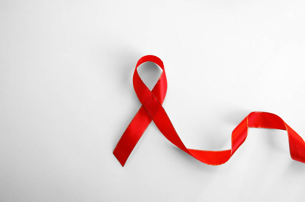 Beyaz arkaplanda HIV Kansere Yardım Kırmızı Kurdele - Fotoğraf, Görsel
