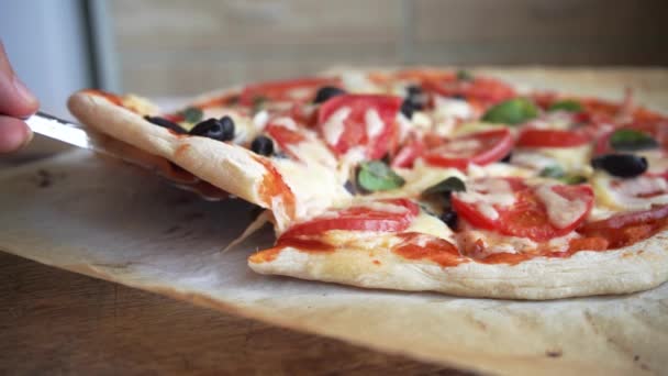 ottaa siivu kotitekoista pizzaa sulatettua juustoa ja tomaatteja - Materiaali, video